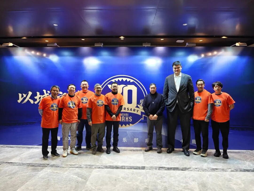 悟空体育董事长陆浩先生作为嘉宾受邀出席上海久事篮球俱乐部成立三十周年纪念仪式